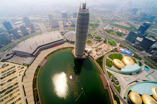 В Китае построили небоскреб, освещаемый Солнцем изнутри