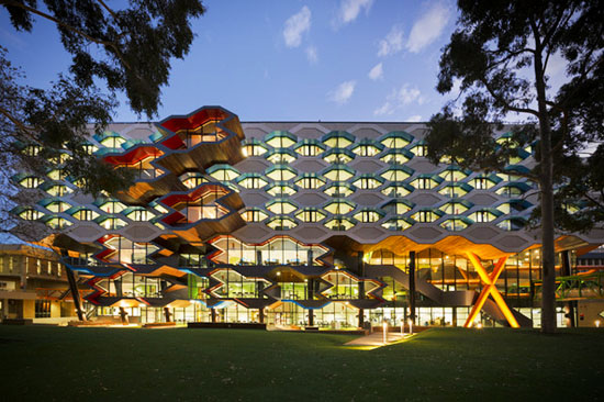 Под Мельбурном построили здание института, похожее на молекулярную решетку